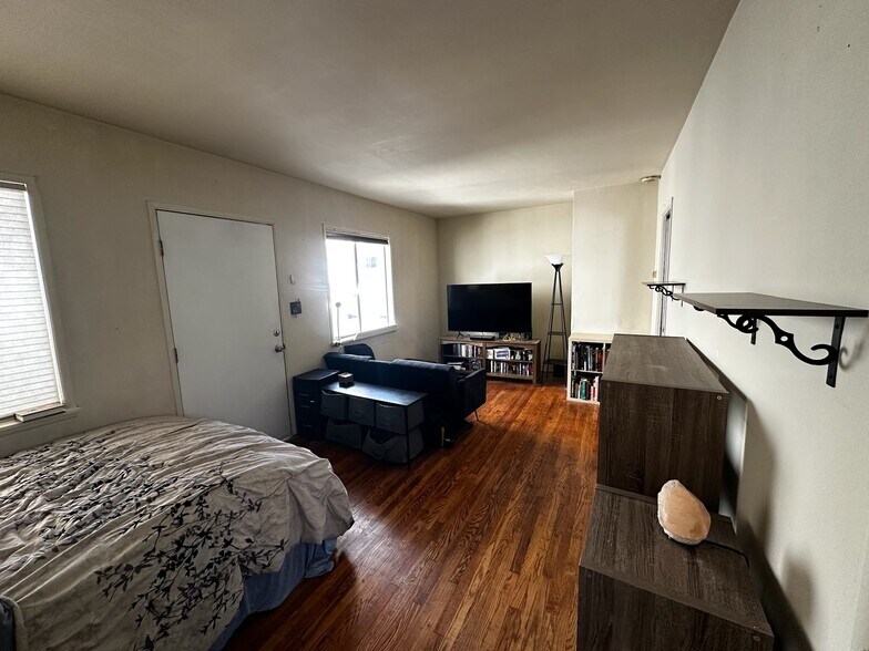 Living area - 309 N Hollywood Way