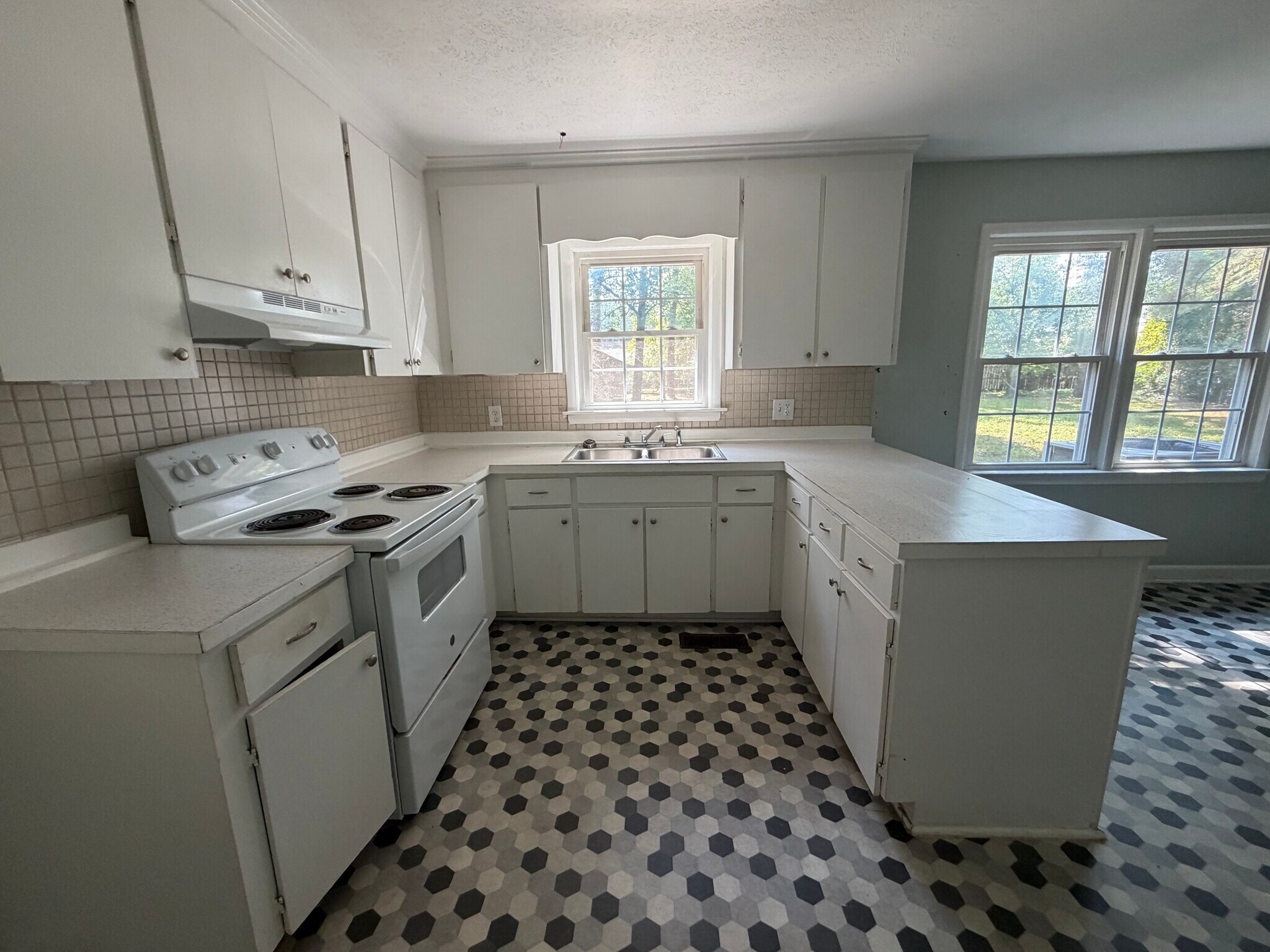 Building Photo - 127 Oak Circle Dr