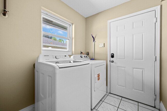 Building Photo - 13724 Lilac Pl