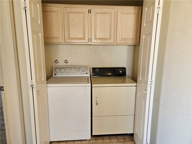 Building Photo - 2022 Merrill Ln