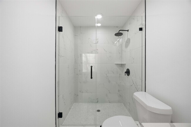 Building Photo - 801 E 32nd 1/2 St