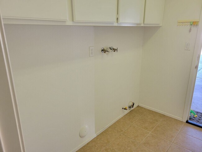 Building Photo - Lovely 4 Bedroom 2.5 Bathroom In Eastvale - Call Today