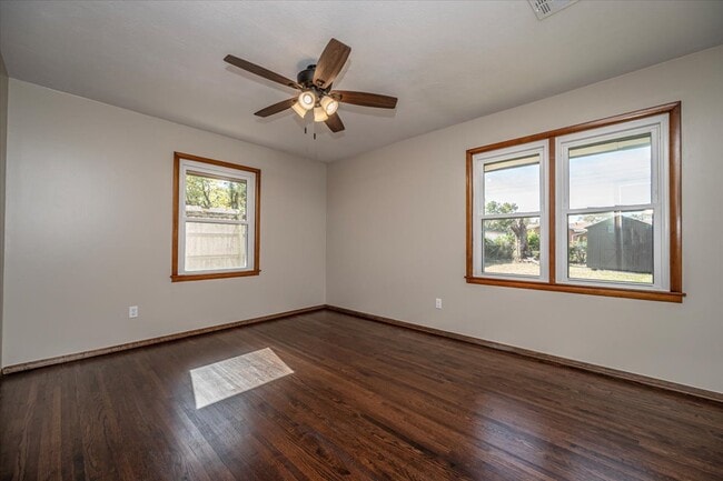 Building Photo - 809 N Ross Ave