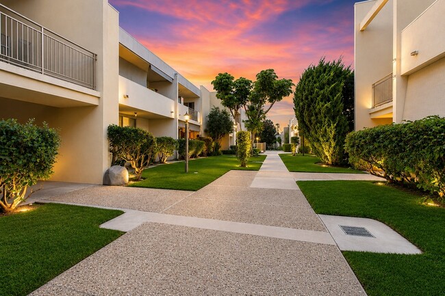 Building Photo - Commodore Apartments