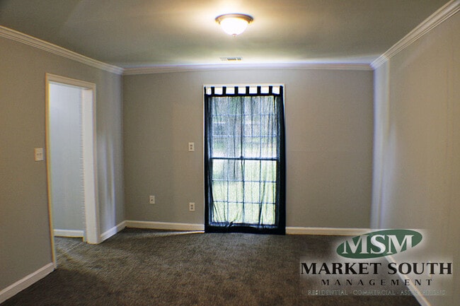 Building Photo - BRICK RANCH OFF SKIDAWAY- AVAILABLE NOW!