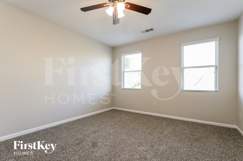 Building Photo - 3280 Heatherwood Dr