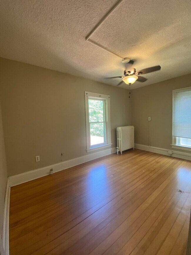 Building Photo - $2,500 | 3 Bedroom, 1.5 Bathroom House | N...