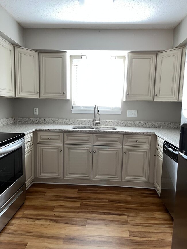 Building Photo - Two Bedroom 2.5 Bath Located in Riverbend