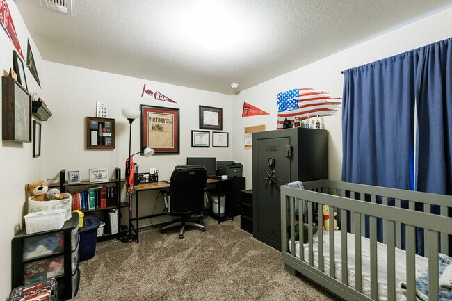 Building Photo - Wonderful 3 bed, 2 bath in Milwaukee Ridge!