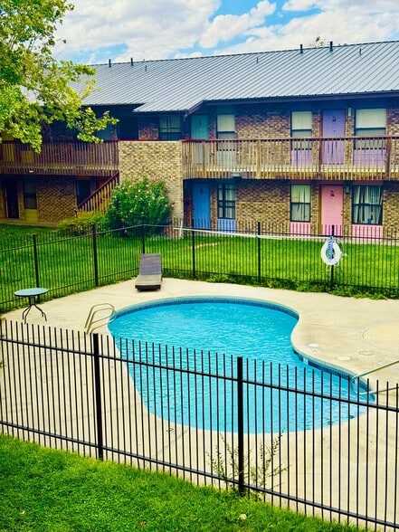 Interior Photo - FREE UTILITIES!!   GREAT VIBES!!