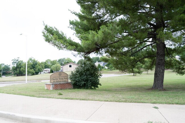 Building Photo - 576 E Third St