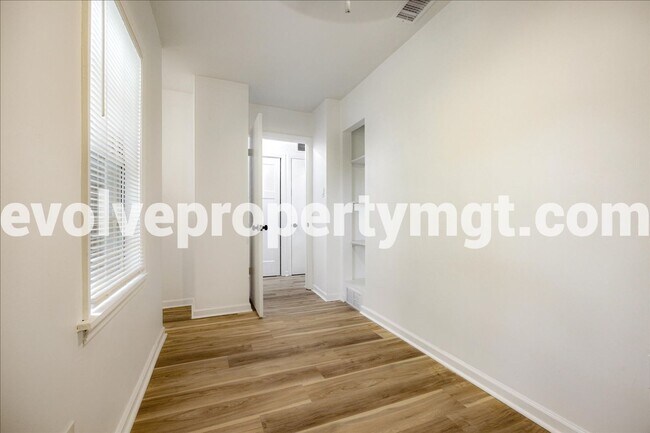 Building Photo - BEAUTIFUL EAST MEMPHIS 4/2!