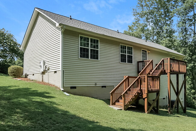 Building Photo - 143 Locket Dr
