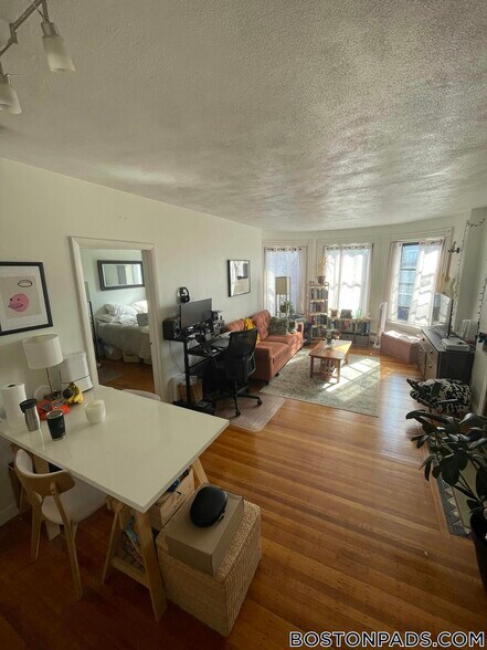 Building Photo - 922 Beacon St