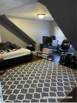 Building Photo - 42 Hillside St