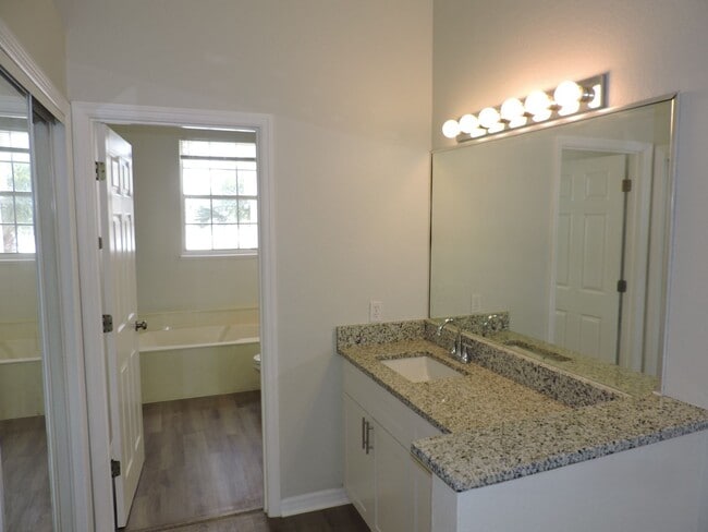 Building Photo - 2/2 Townhome Located in Carriage Homes At ...