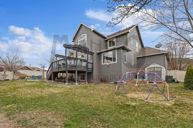 Building Photo - Spacious Trickle Creek Home
