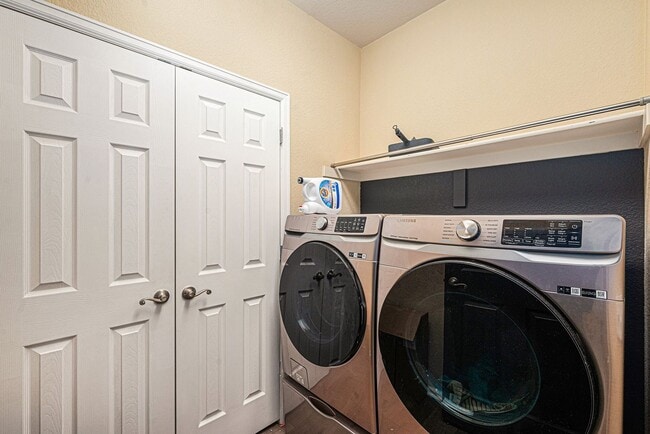 Building Photo - Single room for rent in the heart of Heather Ridge