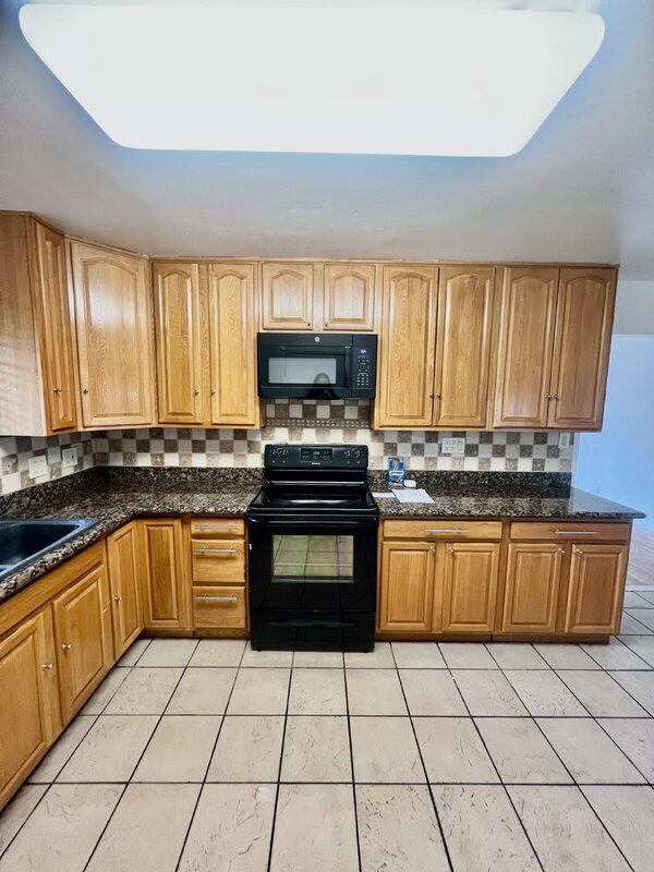 Building Photo - 280 Markham Ave