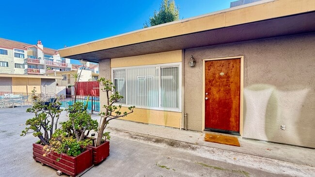 Building Photo - Cabana style condo in Adams Point