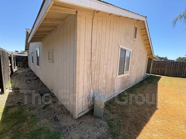 Building Photo - 869 Belmont St