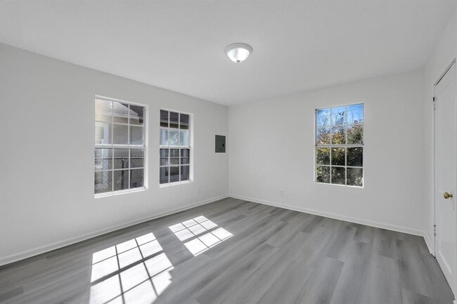 Building Photo - 214 N Hagerman St