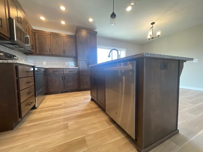 Building Photo - 671 N Jozlynn Ave