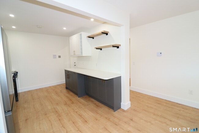 Building Photo - 185 Melba St