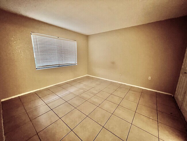 Building Photo - One Bed One bath unit in Garden Walk