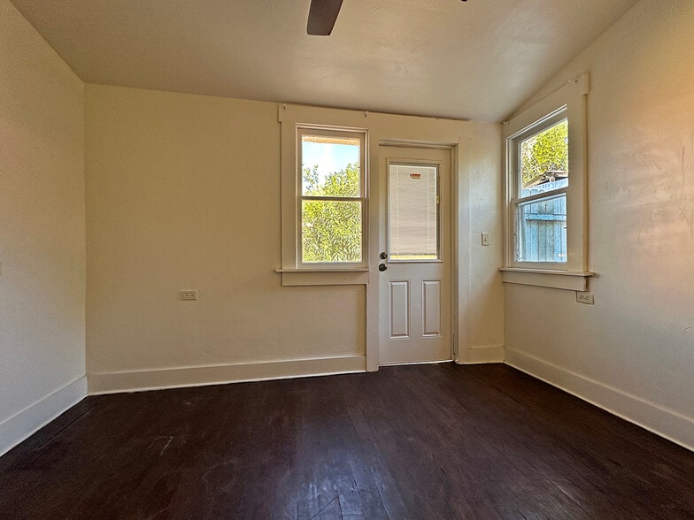 Bright and Cheerful Bedroom - 515 S 5th Ave