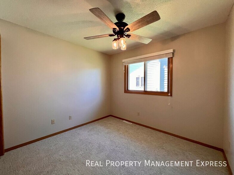 Building Photo - Beautiful 3 Bed 2 Bath House in West Sioux...