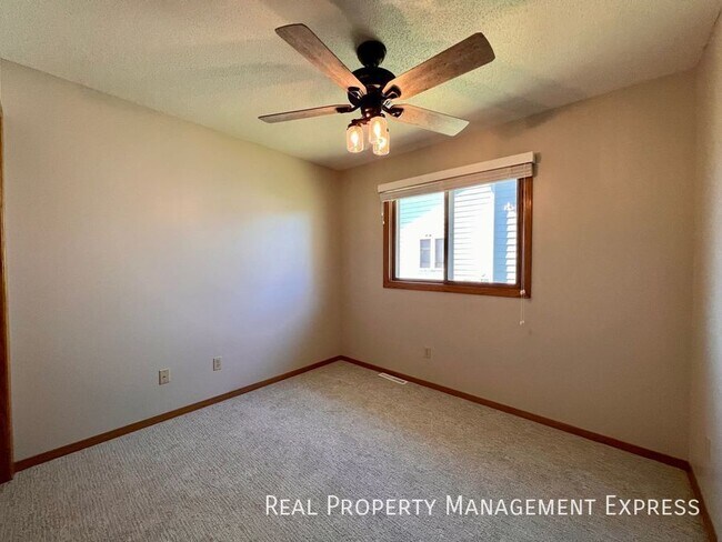 Building Photo - Beautiful 3 Bed 2 Bath House in West Sioux...