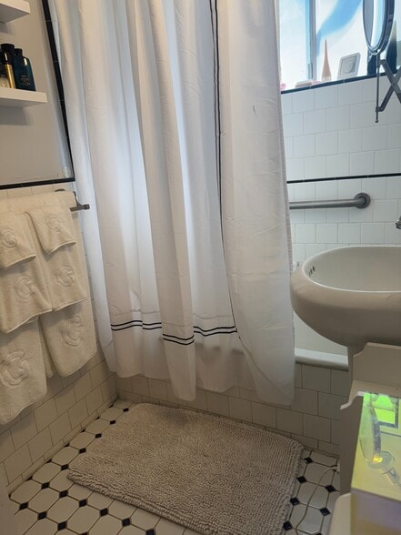 bathroom - 622 N Orange Dr