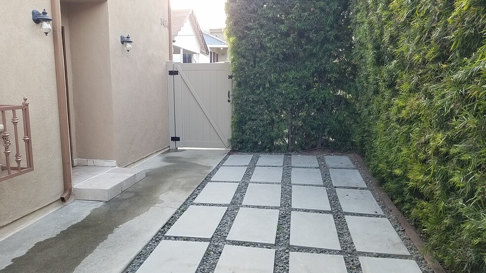 Gated Entry, Patio, Privacy - 3424 Bellevue Ave