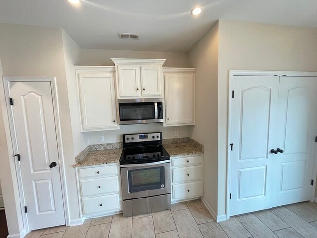 Building Photo - White House townhome- lawn care included, 1 car garage!