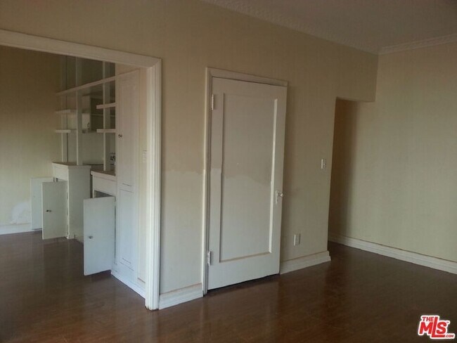 Building Photo - 570 N Rossmore Ave
