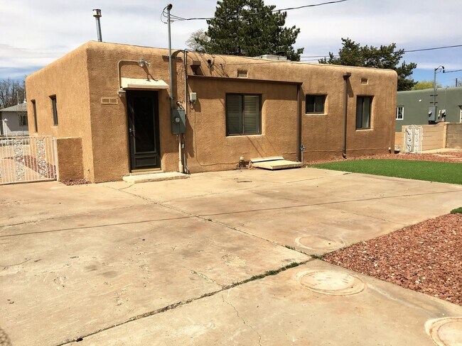 Building Photo - 2 Bed 1.5 Bath | Single Story | Nob Hill L...