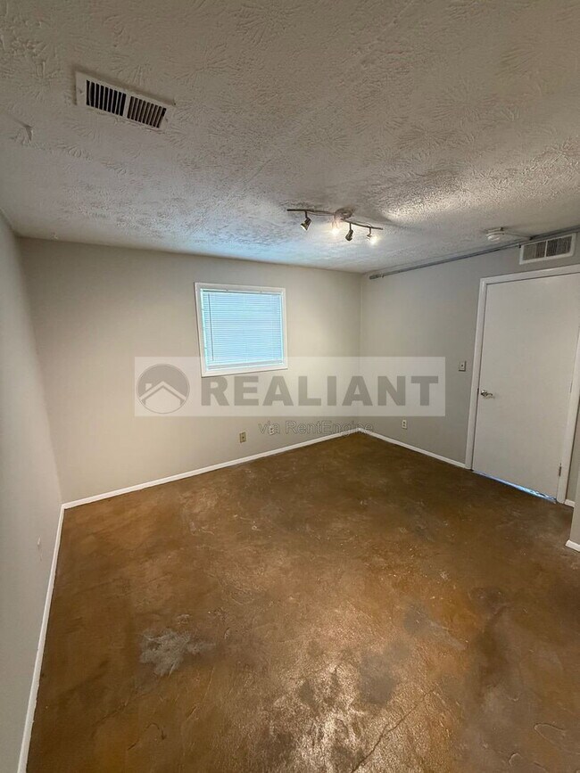 Building Photo - 468 N Limestone