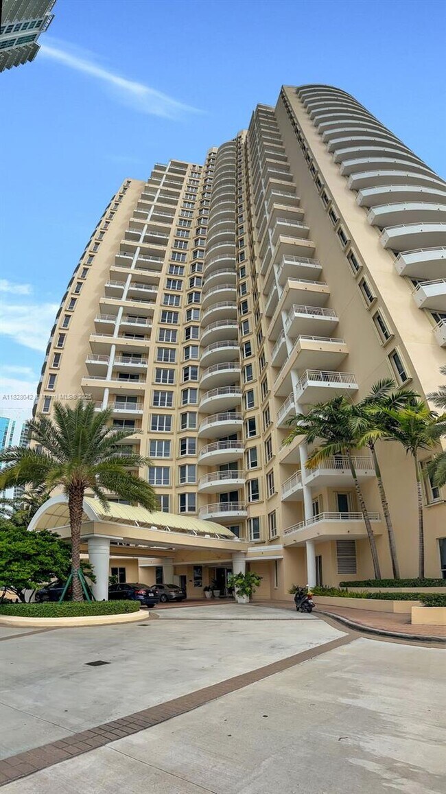 Building Photo - 888 Brickell Key Dr
