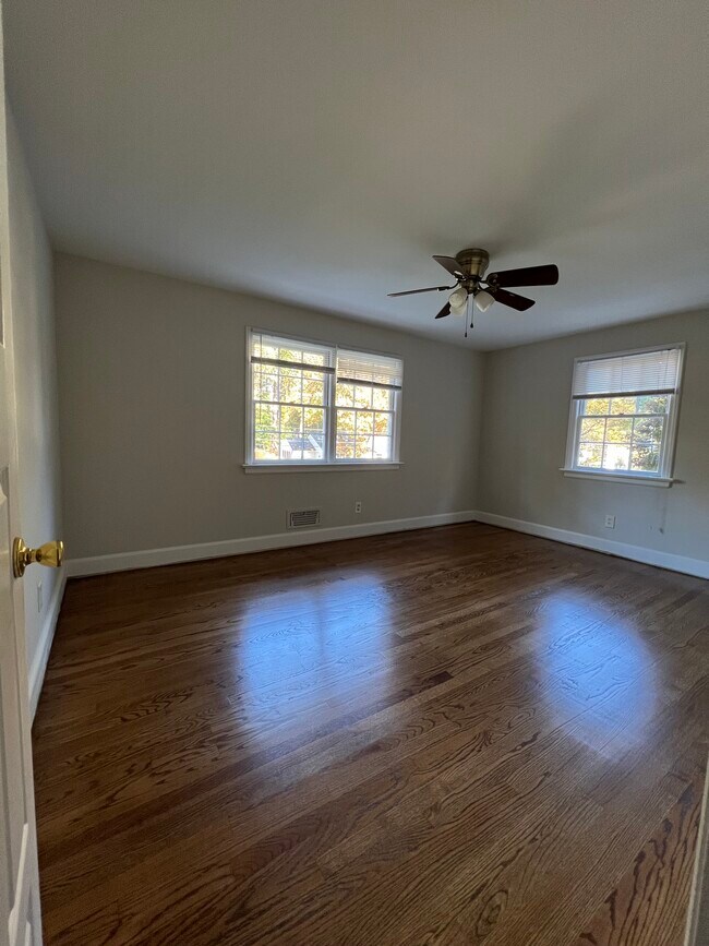 Building Photo - 913 Brookwood Dr
