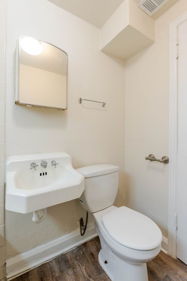 Building Photo - *SPECIAL: $500 off first month | $1111 - 1...