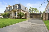 Building Photo - Elegant Living Minutes from the Medical Ce...