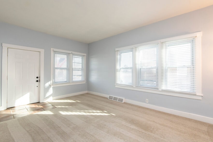 Living Room - 2615 N Wauwatosa Ave