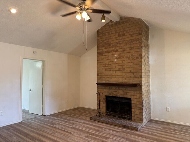 Building Photo - 716 Woodland Ct