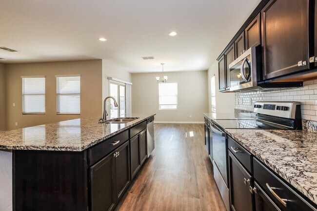 Building Photo - 37317 W Bello Ln