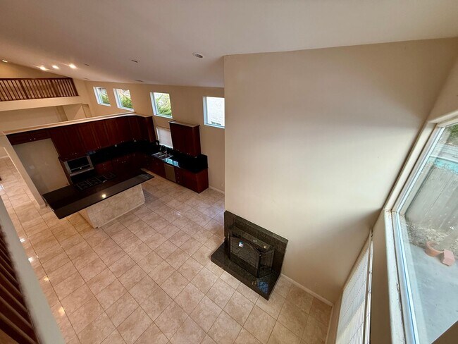 Building Photo - 9 Rooms  6 Bedroom 4 baths Granite Kitchen Executive Home For $5990