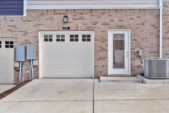 Building Photo - Hendersonville Townhome