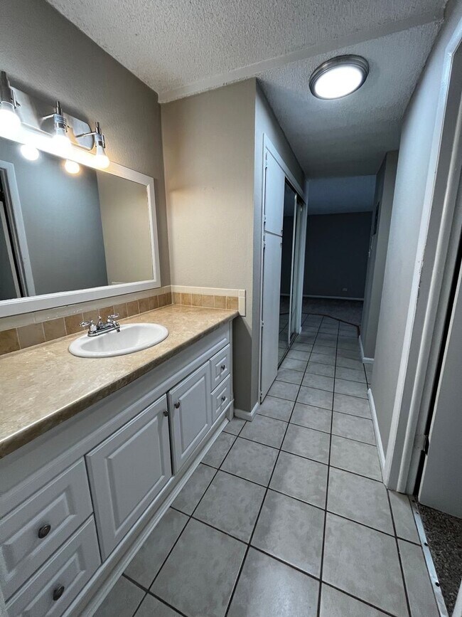 Building Photo - 1 Bedroom 1 Bathroom Condo in South Denver