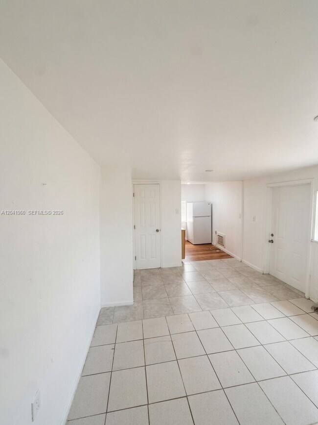Building Photo - 1340 Peri St