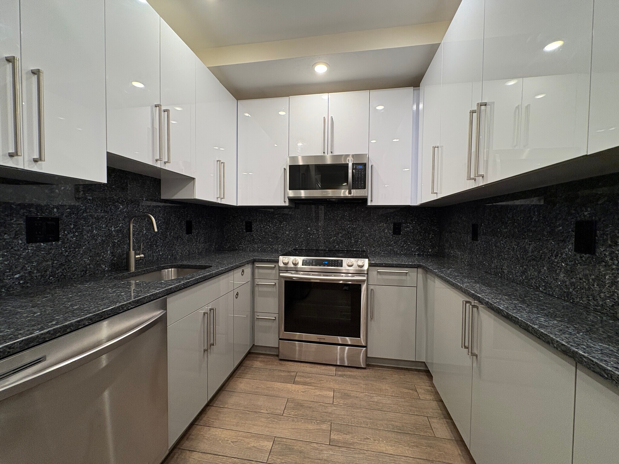 Building Photo - 1614 Beacon St